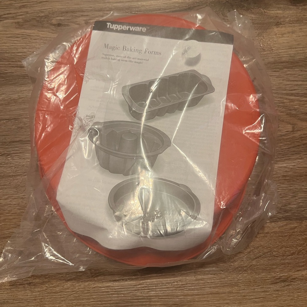 Tupperware Magic Baking Form 9” Round NWT
